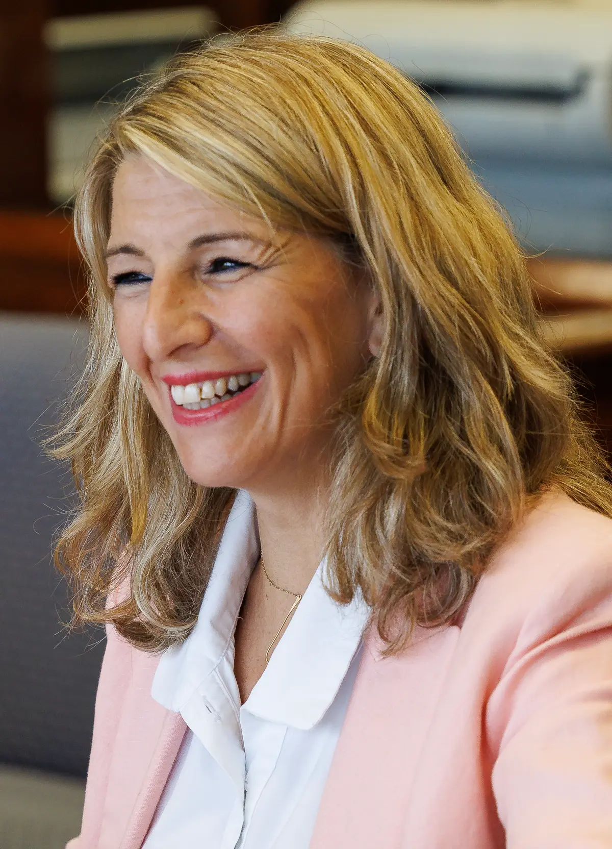 Retrato de Yolanda Díaz, ministra de Trabajo de España, durante un acto oficial.