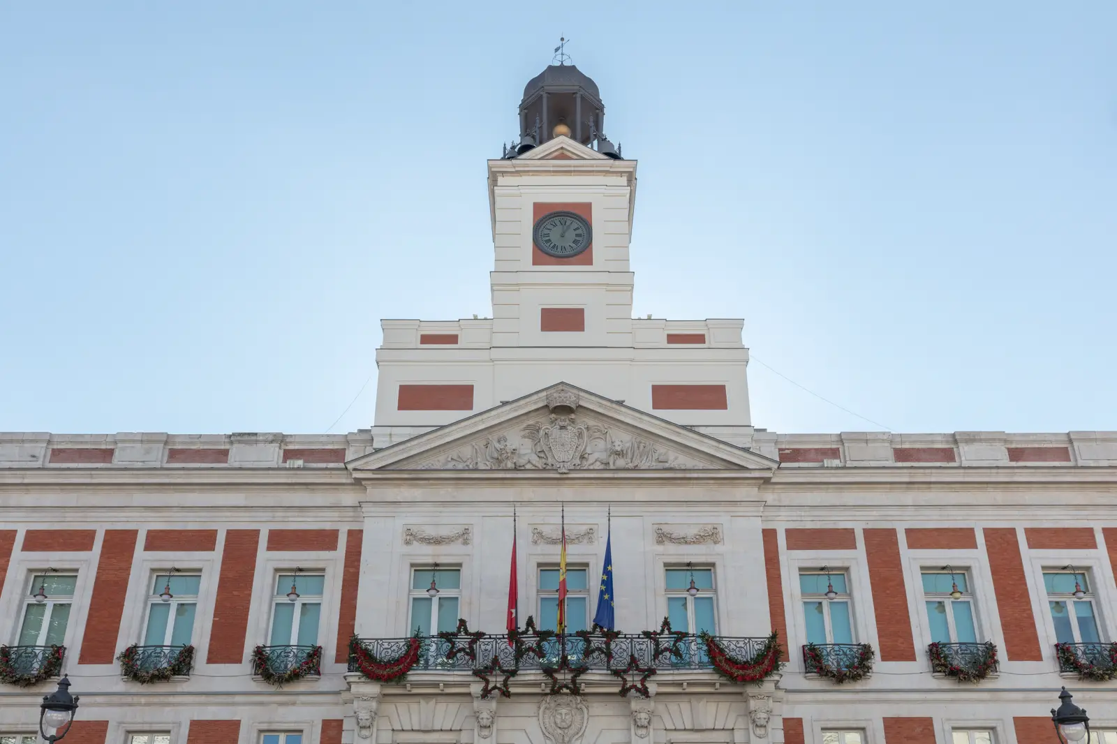 Fachada de la Real Casa de Correos, sede del Gobierno de la Comunidad de Madrid, en la Puerta del Sol