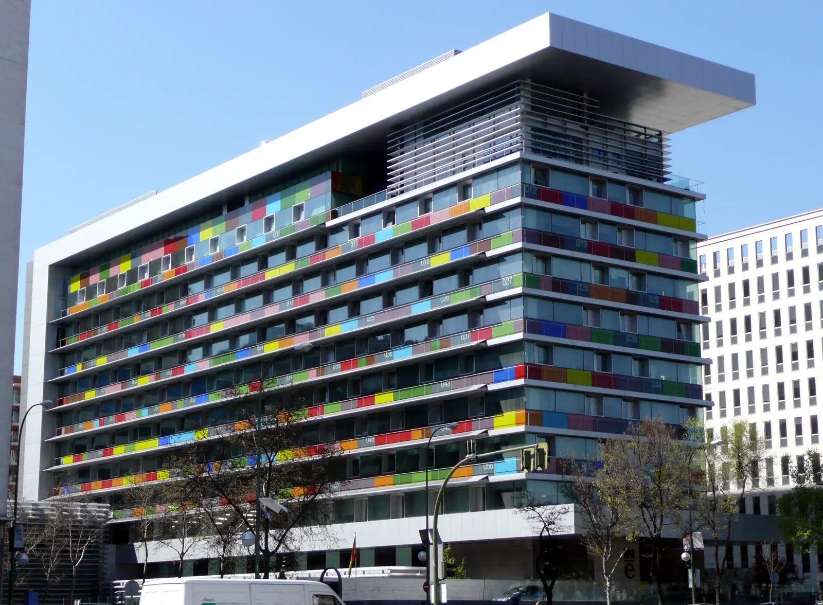 Fachada de la sede del Instituto Nacional de Estadística en el paseo de la Castellana de Madrid, cubierta por una celosía de paneles