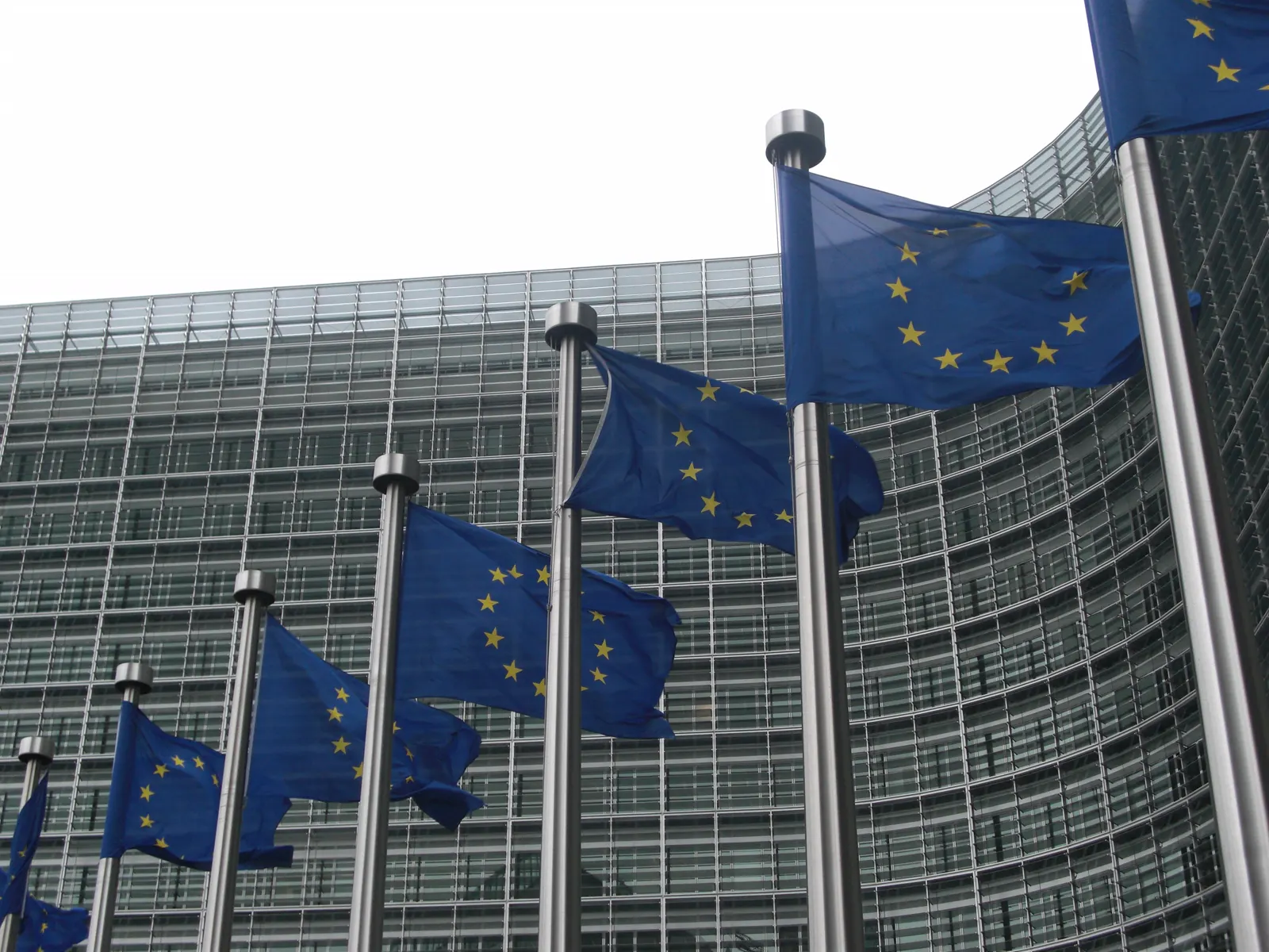 Banderas de la Unión Europea y de los Estados miembros ondean frente a la sede de la Comisión Europea en Bruselas.
