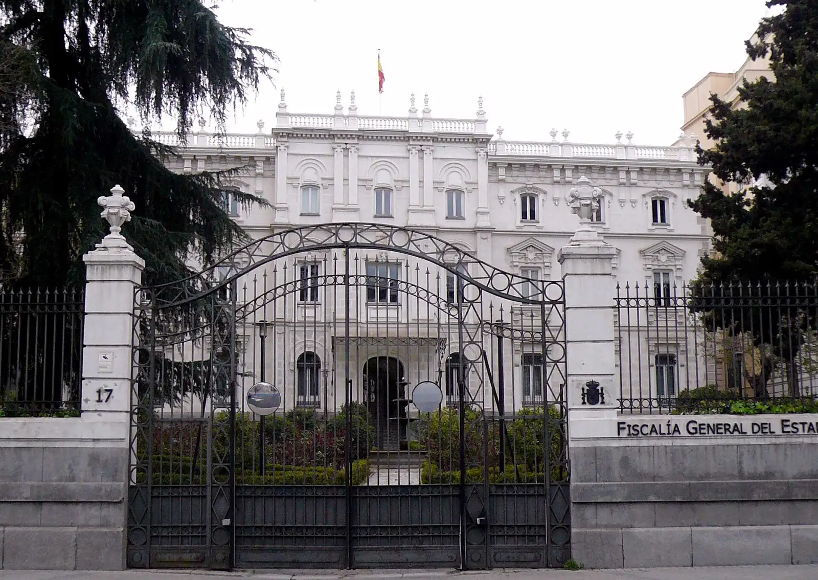 Fachada del palacio del marqués de Fontalba, sede de la Fiscalía General del Estado en Madrid, con su verja de hierro cerrada y el rótulo «Fiscalía General del Estado» sobre el muro.