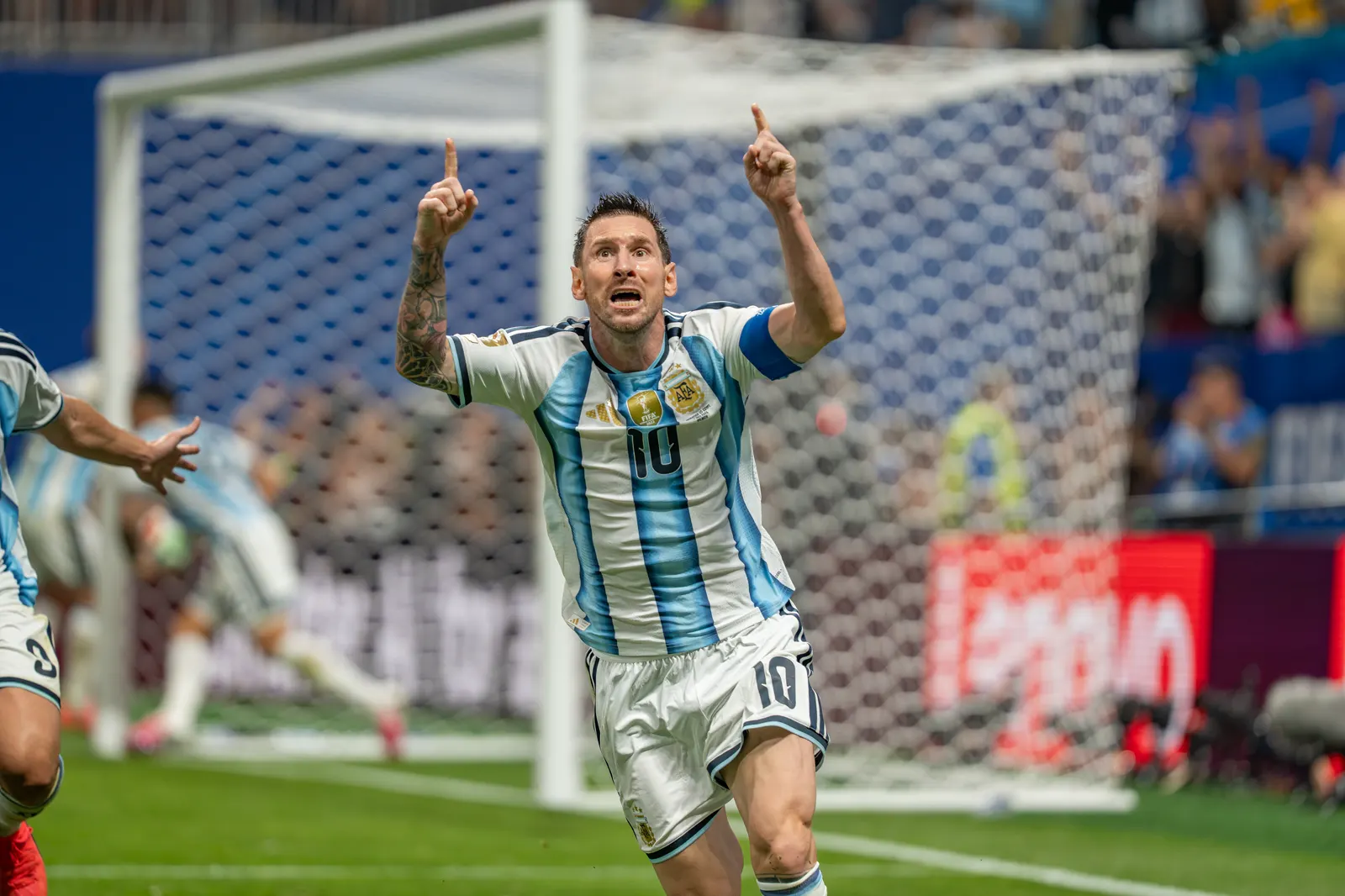 Lionel Messi celebra un gol con la camiseta albiceleste, señalando al cielo con ambas manos