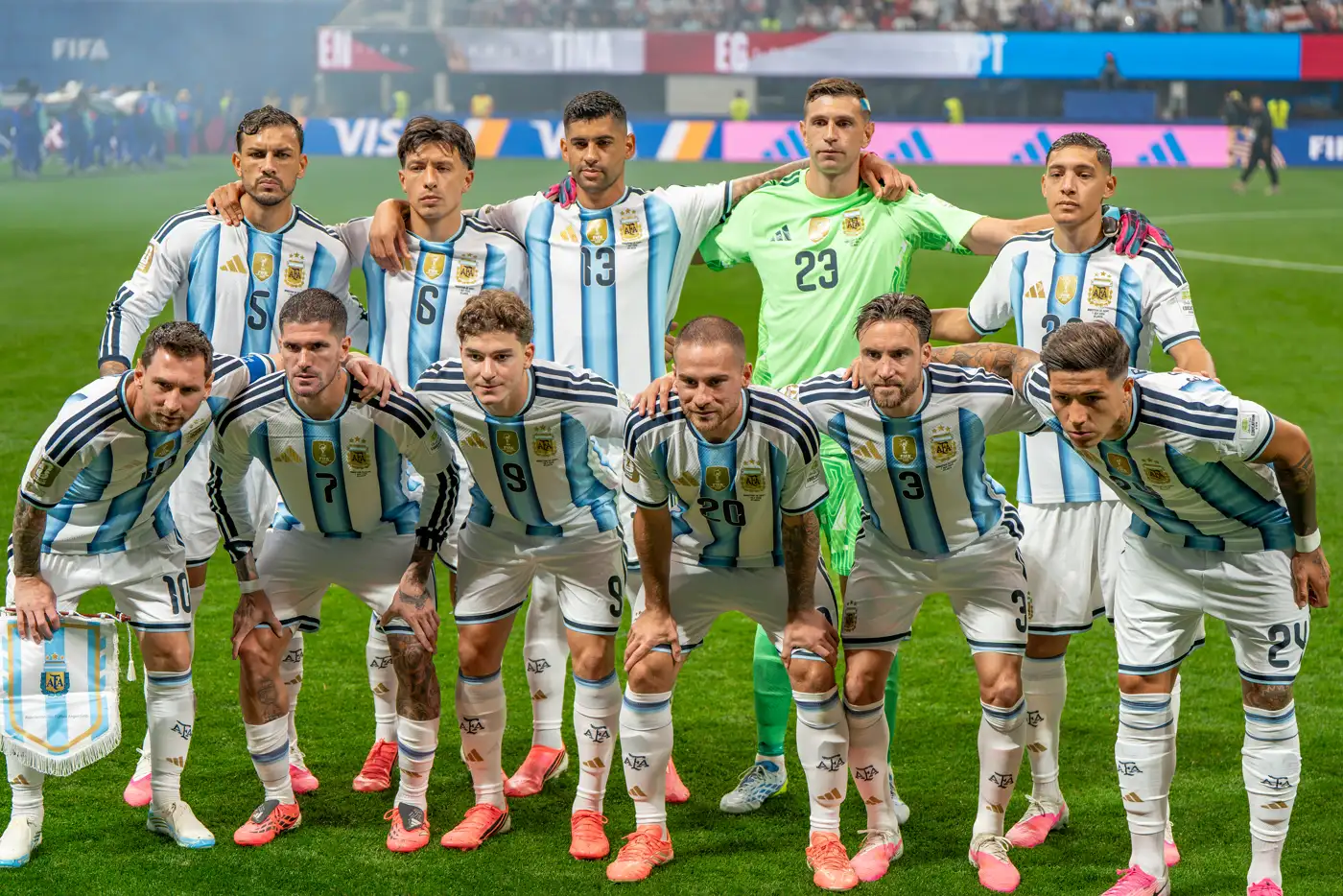El once titular de Argentina posa en dos filas antes de un partido del Mundial 2026, con Messi agachado en primera fila y el portero Martínez de verde