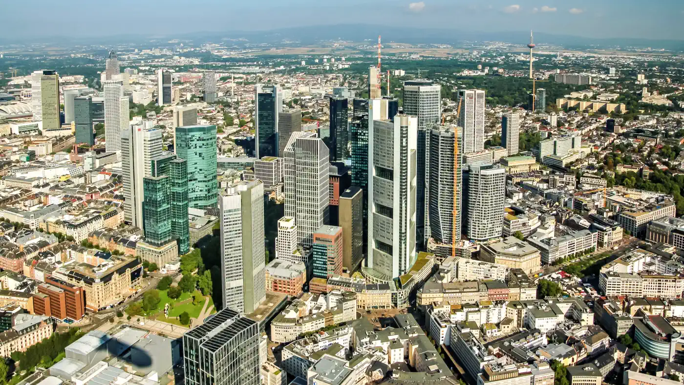 Vista aérea del distrito bancario de Fráncfort, con una veintena de rascacielos de oficinas rodeados por la ciudad baja y, al fondo, el horizonte del valle del Meno