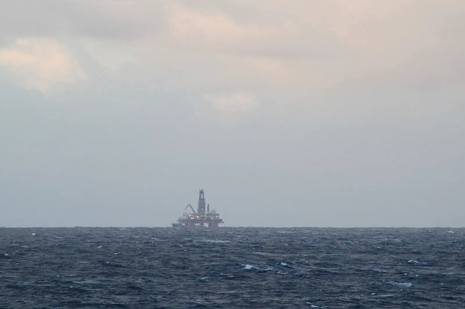 Plataforma petrolífera en el mar del Norte frente a la costa de Escocia