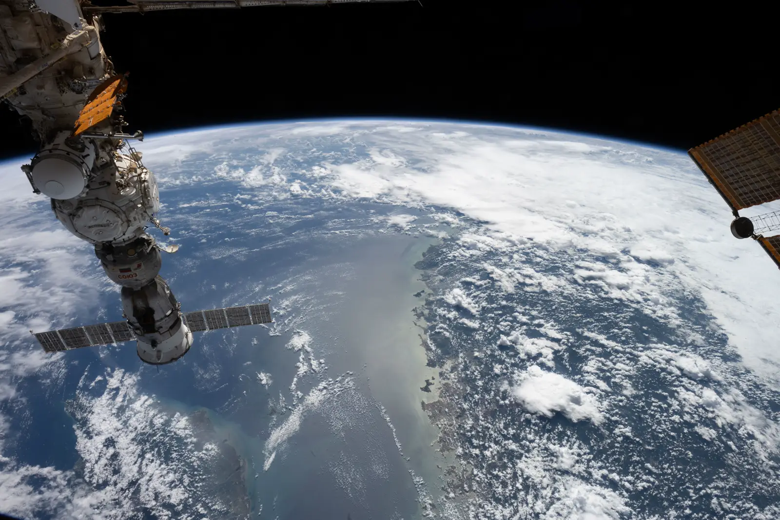 Vista desde la Estación Espacial Internacional del estrecho de Taiwán, con la costa de la provincia china de Fujián a un lado y masas de nubes sobre el mar.