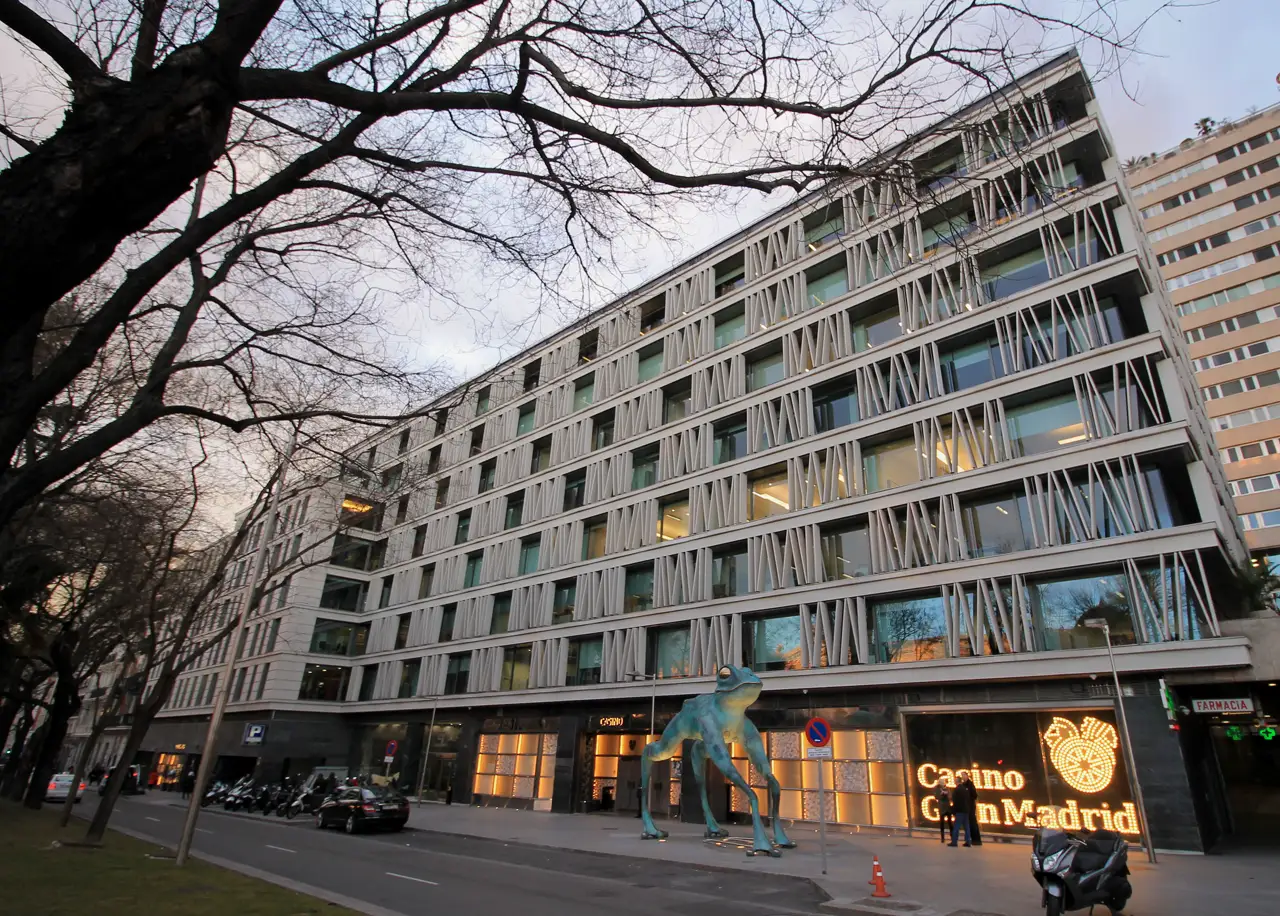 Fachada del edificio de Inmobiliaria Colonial en el Paseo de Recoletos de Madrid.