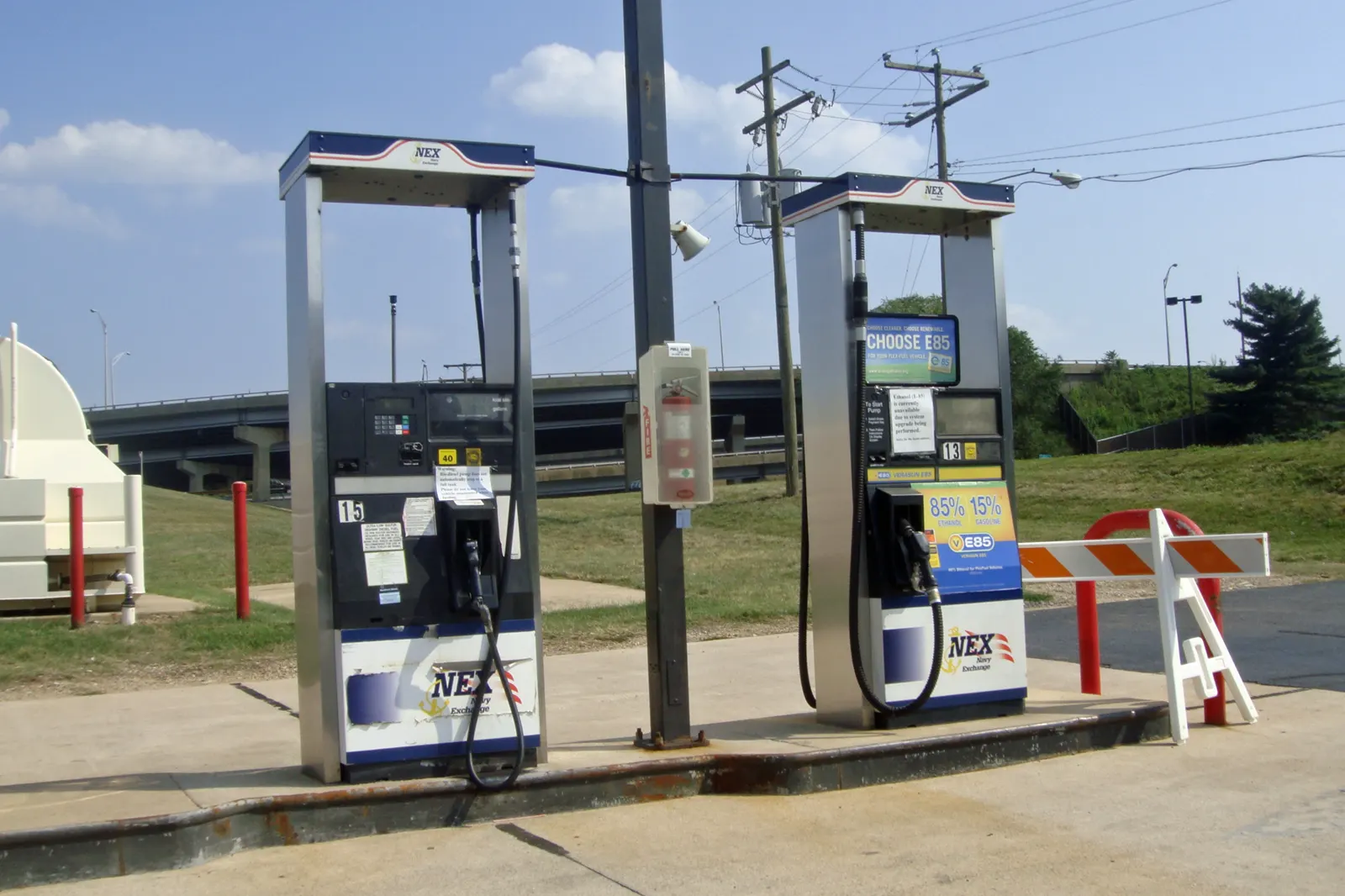 Surtidores de biocarburantes B20 y E85 en una estación de servicio.