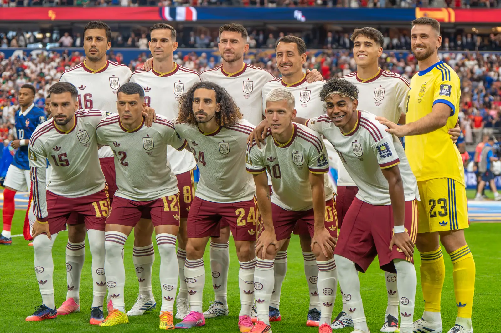 El once titular de España posa antes de la semifinal contra Francia, con la primera equipación blanca y granate