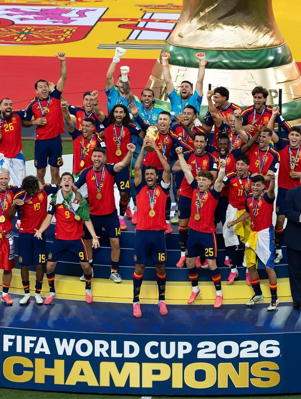 La selección española celebra en el podio; Rodri, con el 16, sostiene la Copa en alto