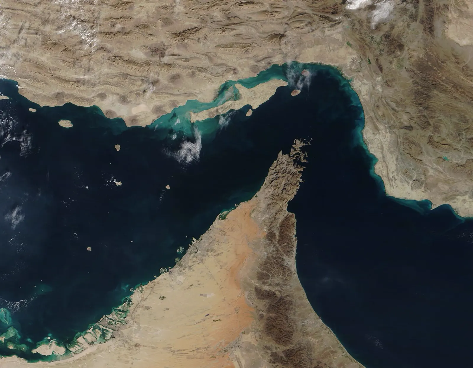 Imagen de satélite del estrecho de Ormuz, el paso marítimo entre la península arábiga y la costa de Irán que conecta el golfo Pérsico con el golfo de Omán