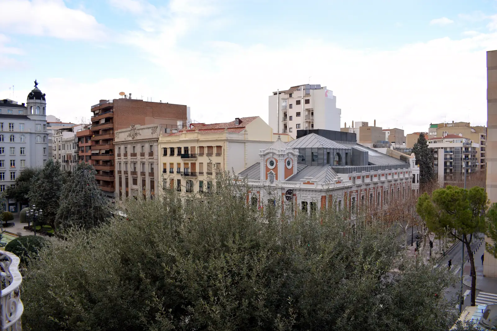 Vista elevada del centro de Albacete: la arboleda de la plaza del Altozano y los edificios que la rodean