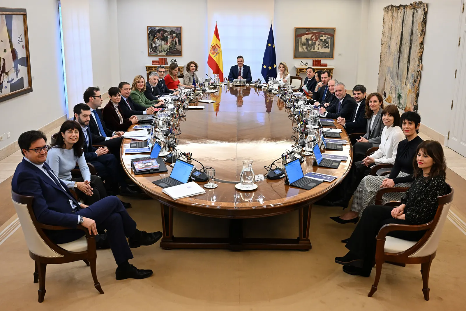 Los ministros sentados alrededor de la mesa ovalada de la sala del Consejo de Ministros, en el Palacio de la Moncloa.