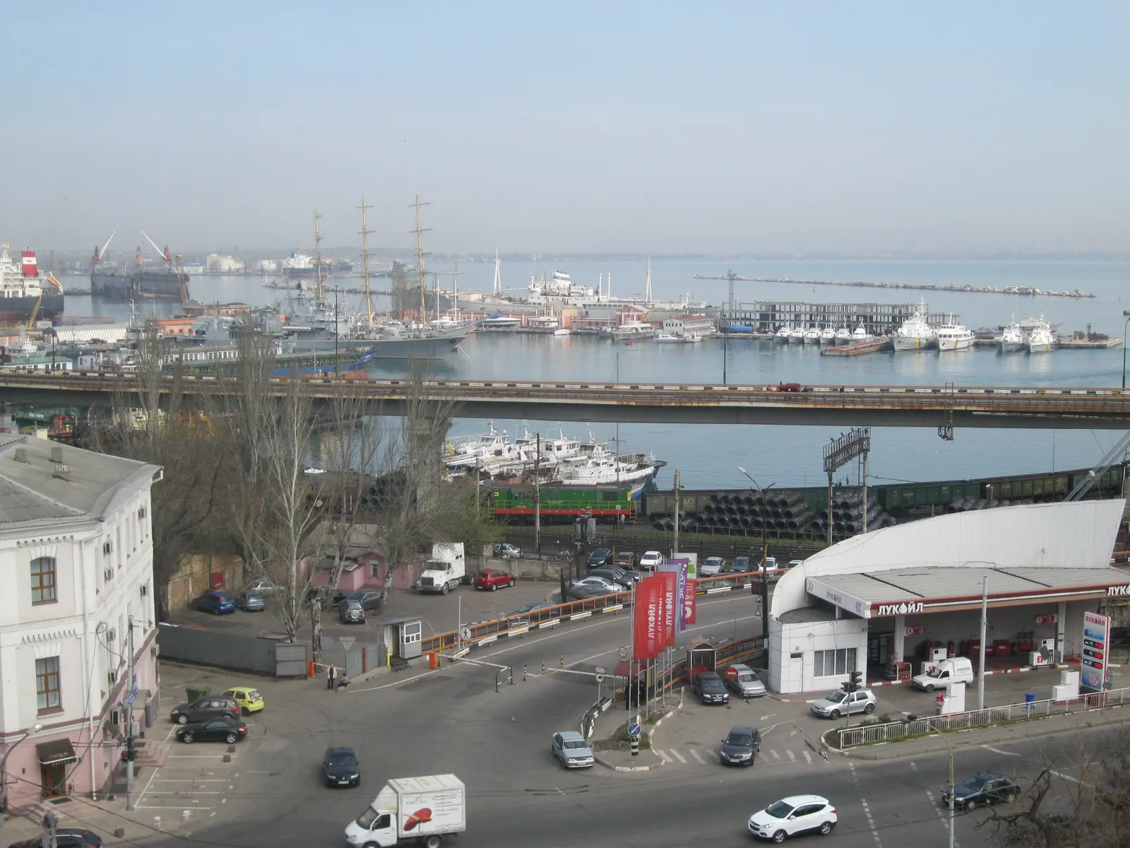 Vista del puerto comercial de Odesa con una hilera de grúas pórtico amarillas a lo largo de los muelles y un carguero atracado junto al agua.