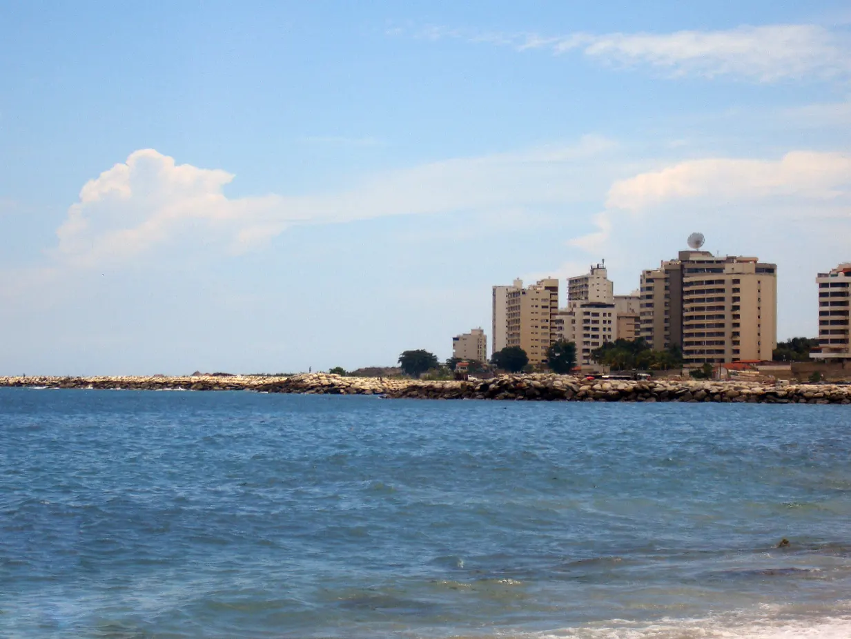 Frente marítimo de La Guaira (Venezuela) con edificios de viviendas junto a la costa