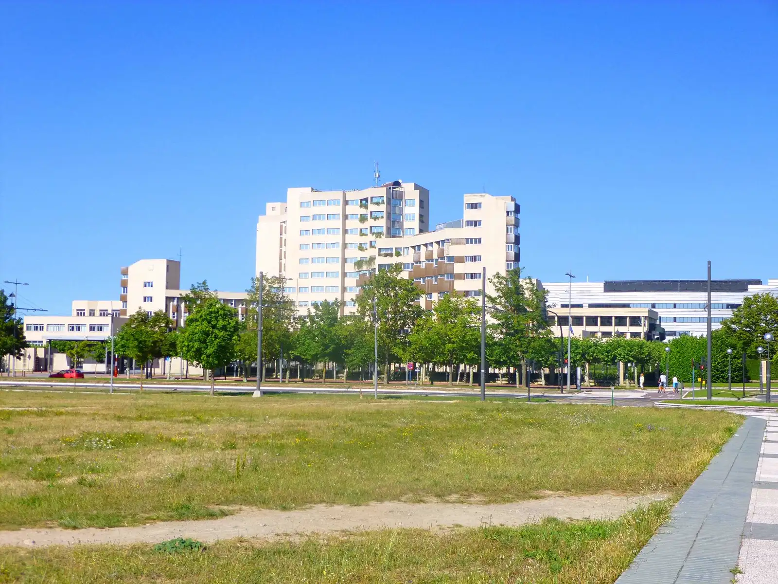 Edificios de la sede central del Gobierno Vasco en el barrio de Lakua, en Vitoria-Gasteiz, vistos desde una explanada de hierba.