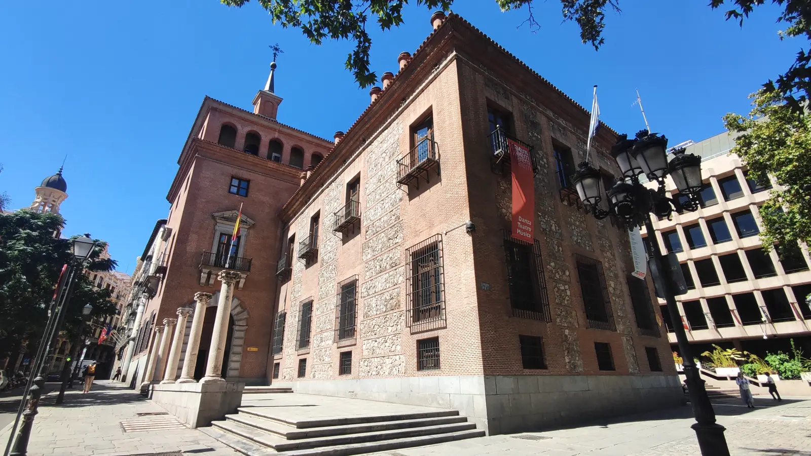 Fachada de ladrillo y mampostería de la Casa de las Siete Chimeneas, palacio del siglo XVI en la plaza del Rey de Madrid, bajo un cielo despejado.