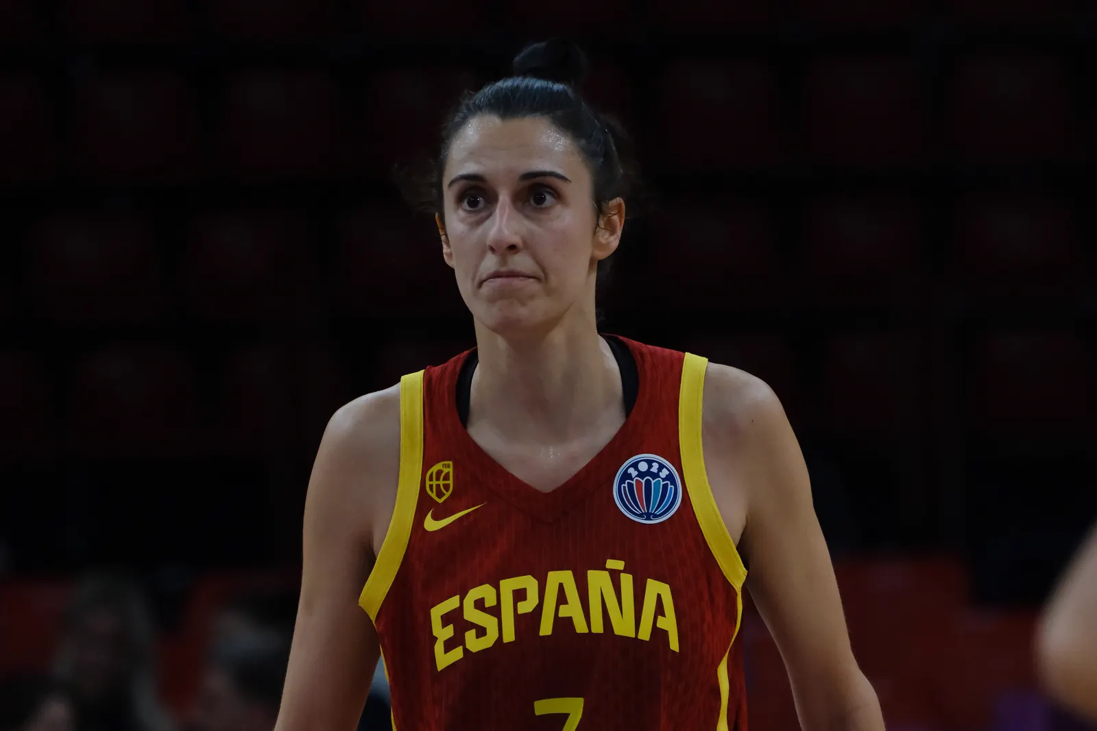Alba Torrens, con la camiseta roja de la selección española y el dorsal 7, de pie en la pista durante un partido