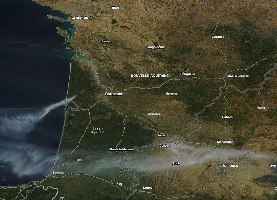 Imagen de satélite del suroeste de Francia en la que una columna de humo blanco sale de la costa atlántica al oeste de Burdeos y se extiende sobre el océano, con una segunda banda de humo hacia el interior, en dirección a Toulouse.