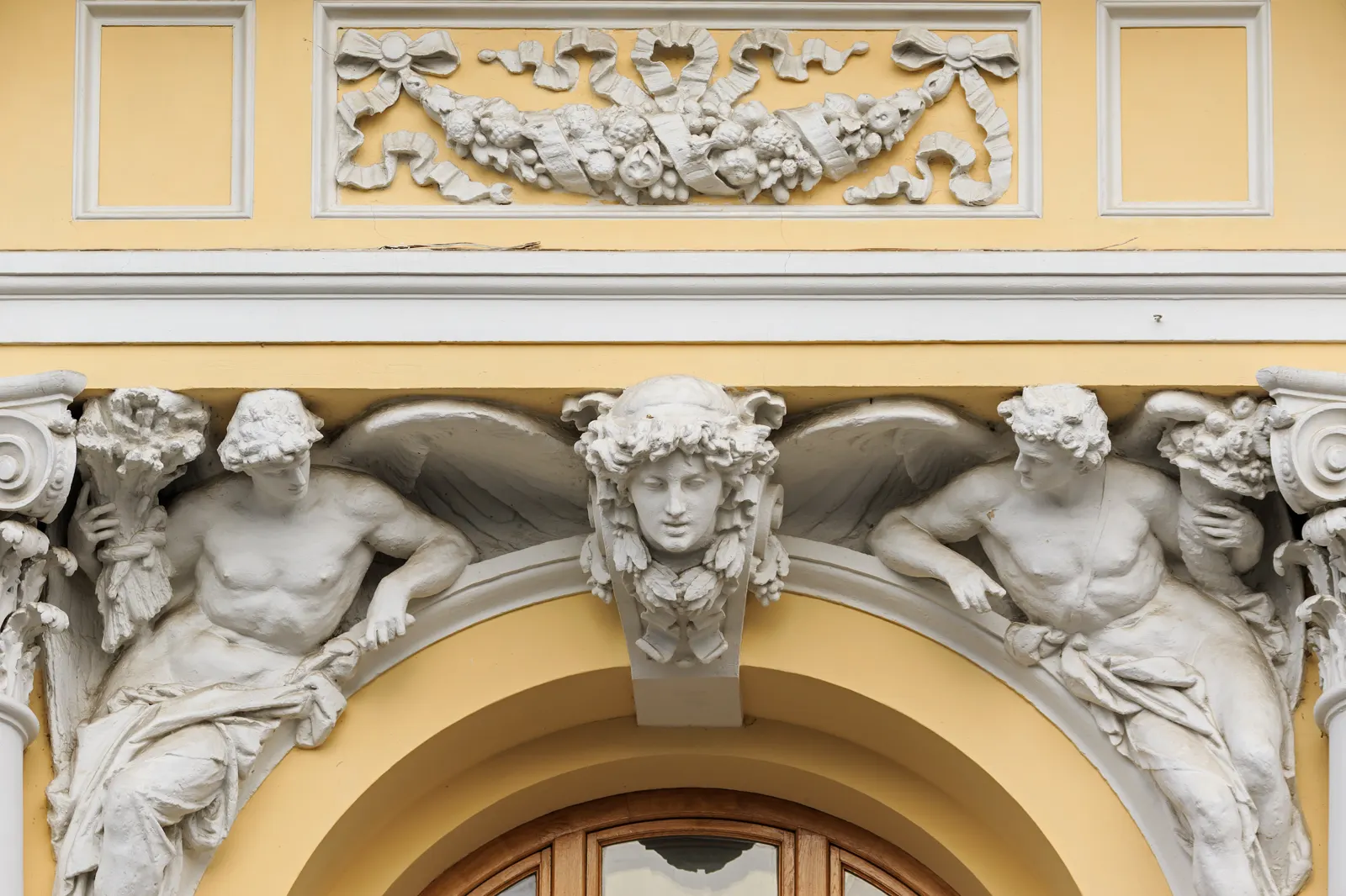 Fachada neoclásica de la sede central del Banco de Rusia, en el número 12 de la calle Neglínnaya de Moscú, con columnas y friso escultórico