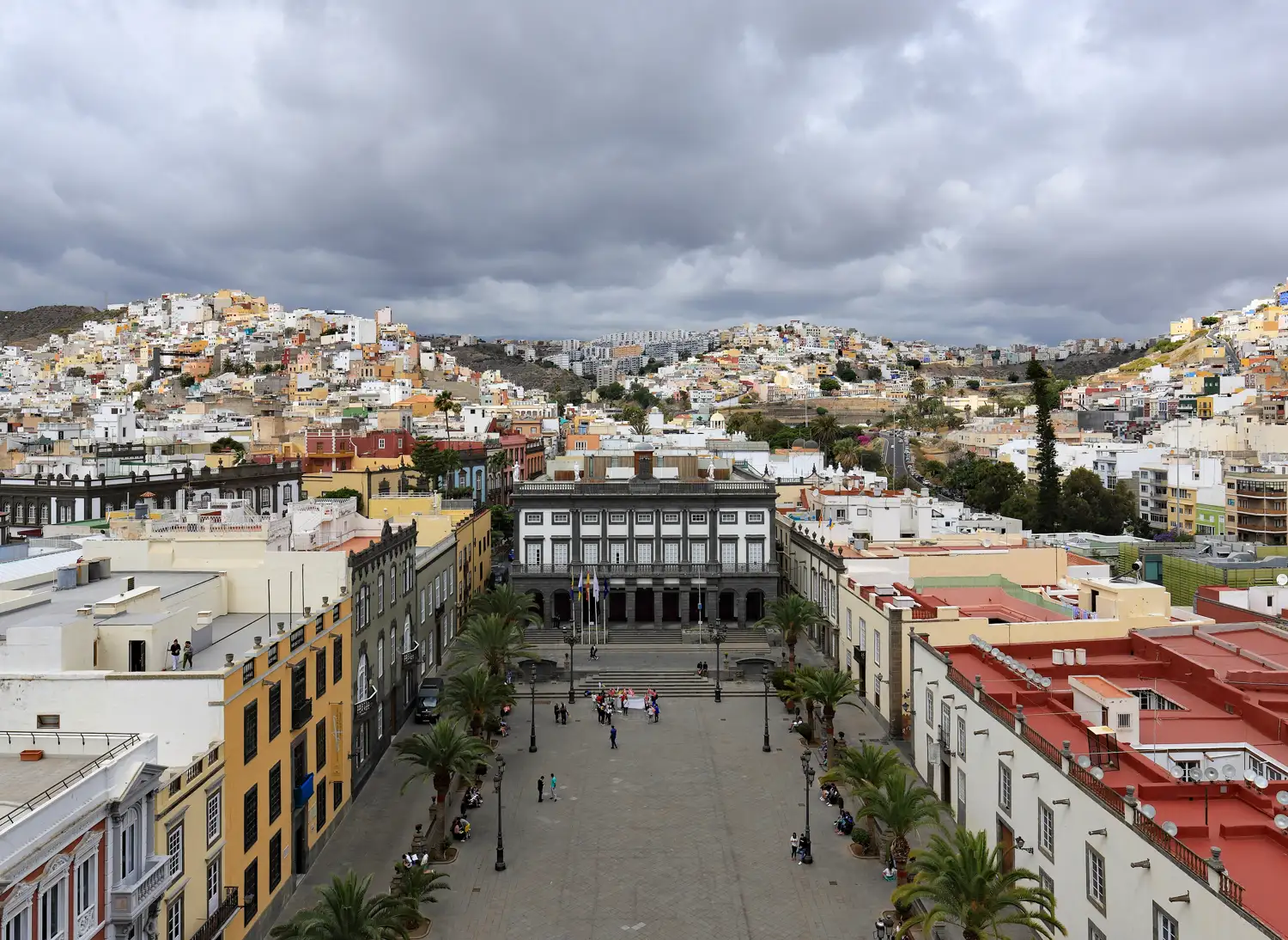 Vista aérea de la plaza de Santa Ana de Las Palmas de Gran Canaria, con las Casas Consistoriales al fondo y el caserío del barrio de Vegueta
