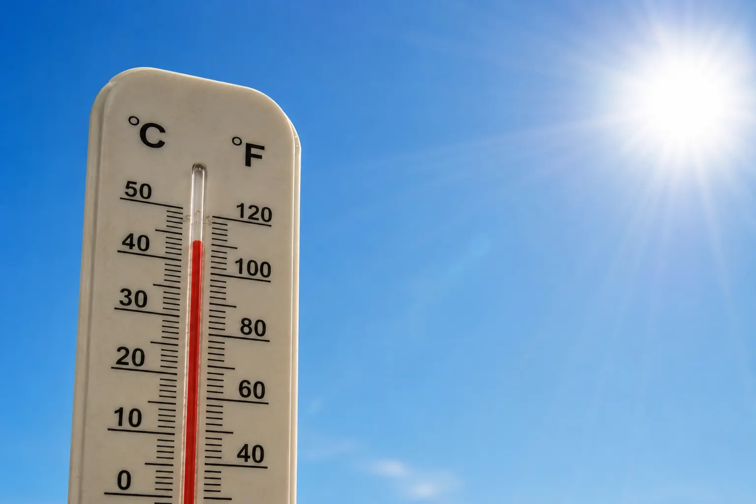 Termómetro de exterior marcando algo más de 45 grados centígrados bajo un sol intenso y un cielo azul despejado