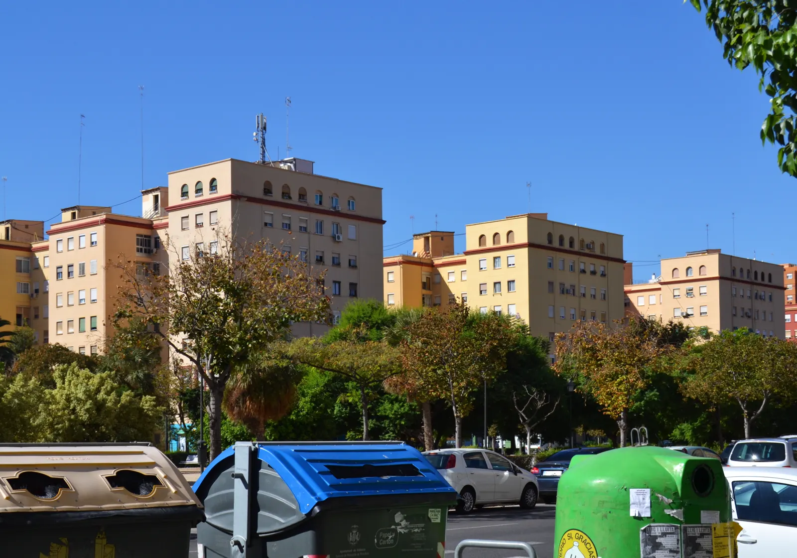 Vista del Paseo del General Martínez Campos de Madrid: calzada con carril bici y de taxi, plátanos de sombra en la acera y bloques de viviendas de siete y ocho alturas a ambos lados
