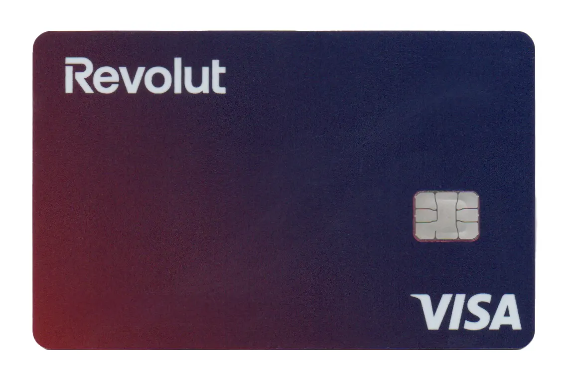 Anverso de una tarjeta de débito Visa de Revolut del plan Standard, de plástico blanco con el nombre Revolut en la esquina superior izquierda, el chip dorado a la izquierda y el logotipo de Visa en la esquina inferior derecha.