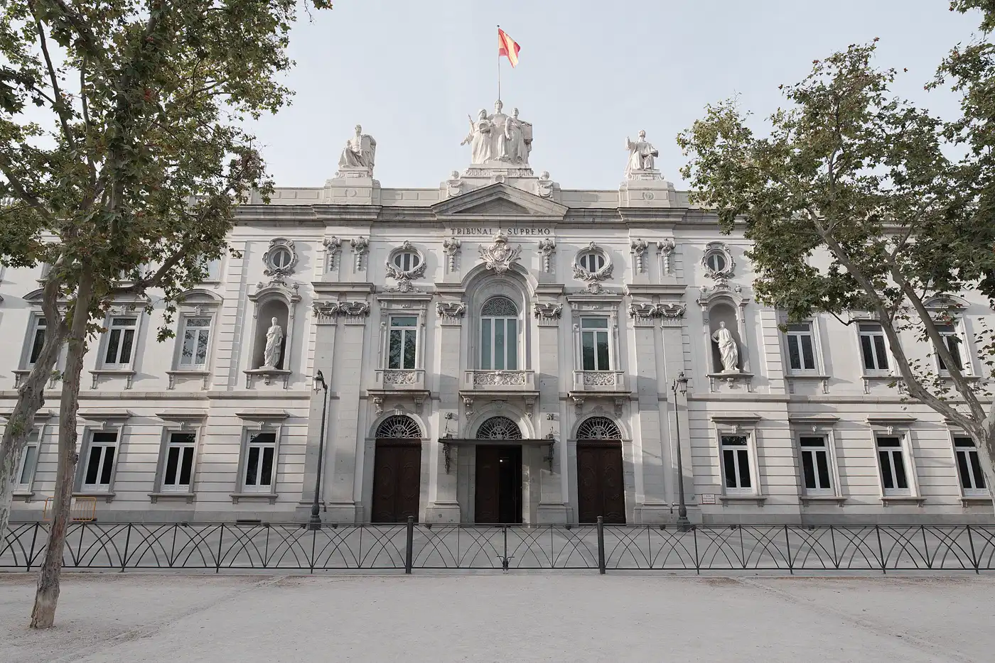 Fachada principal del edificio del Tribunal Supremo en Madrid, con la bandera de España ondeando sobre el frontón