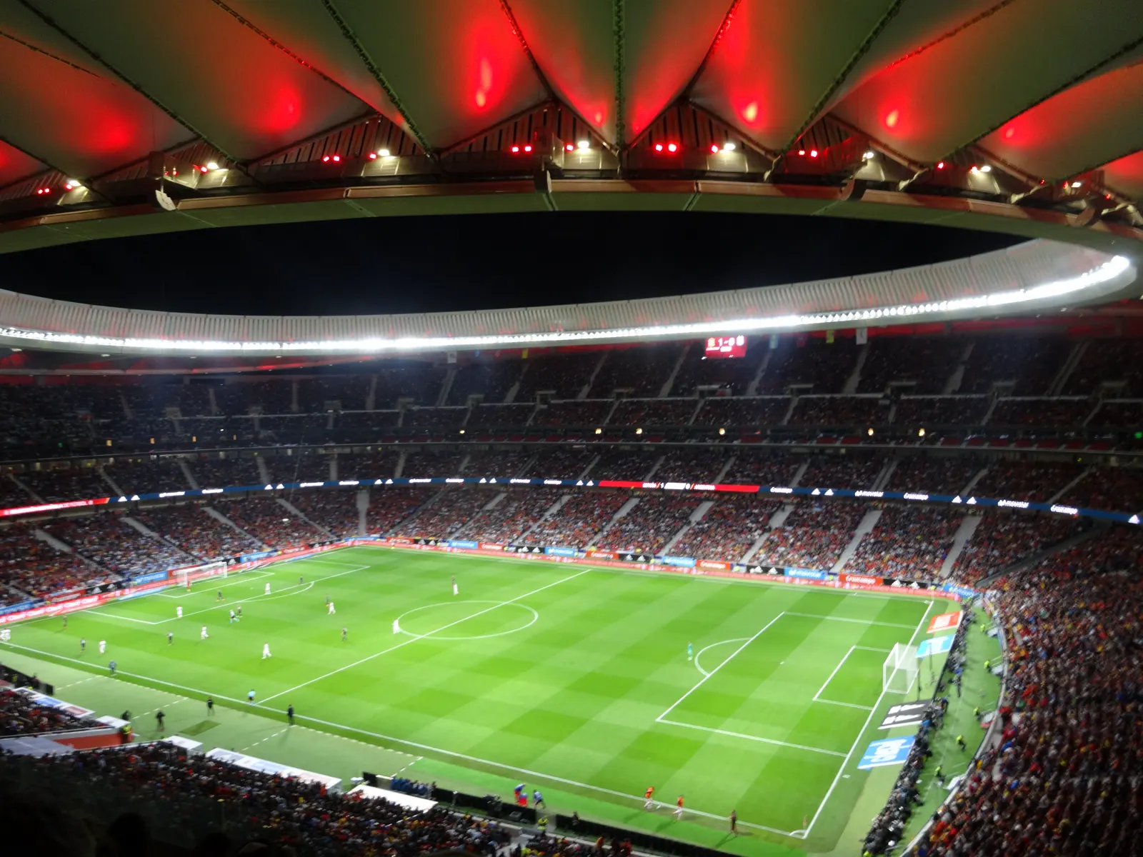 Vista general del interior del estadio Metropolitano de Madrid, de noche y con las gradas llenas, durante un partido de fútbol