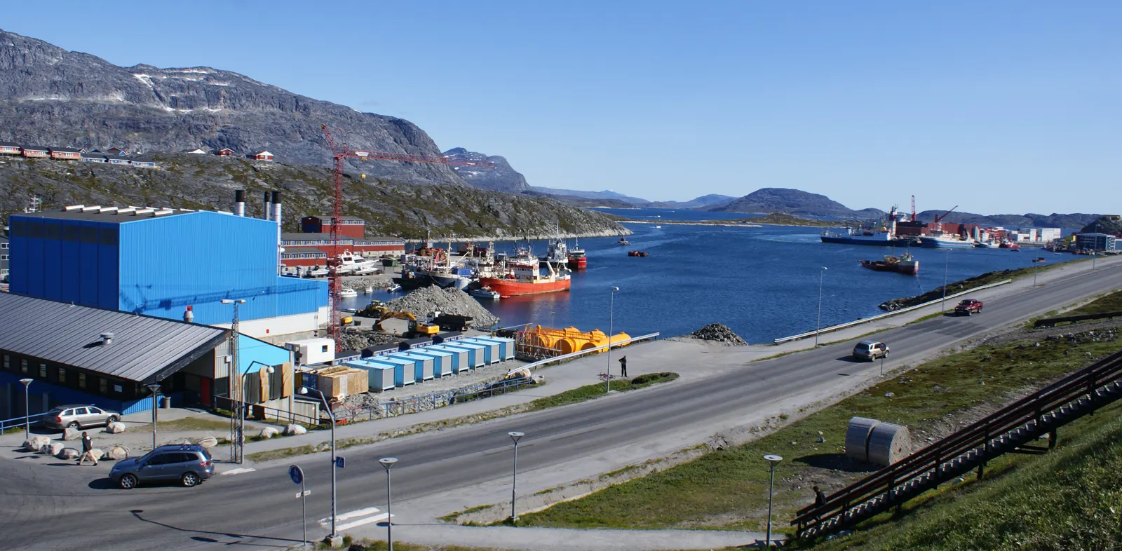 Vista panorámica del puerto de Nuuk, con casas de colores en la ladera rocosa junto al agua