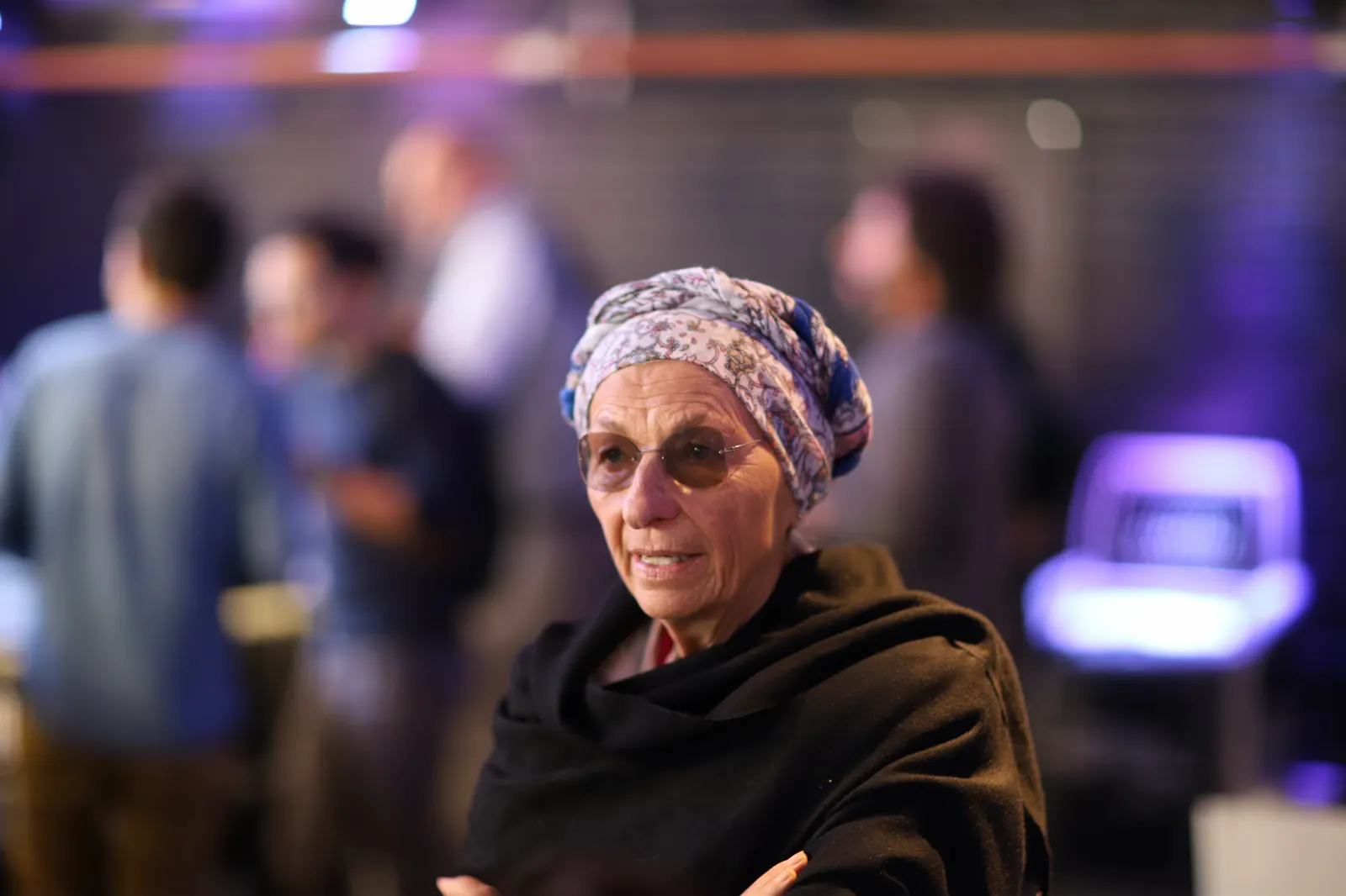 Emma Bonino, con gafas redondas y un pañuelo estampado en la cabeza, en un acto público